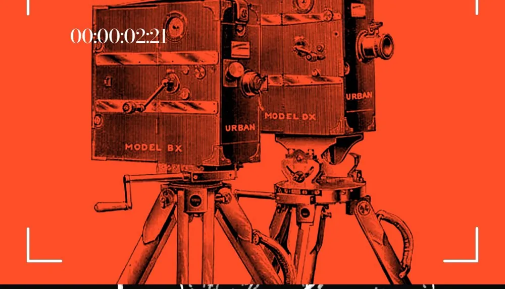 Caméra de cinéma ancienne sur trépied, cadrée dans un viseur